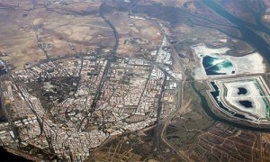 Imagen de Huelva desde el aire, con la balsa de fosfoyesos a la derecha. GREENPEACE