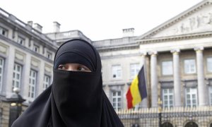 Una joven musulmana cubierta con niqab en Bruselas.-REUTERS