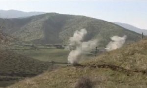 Imagen fija del Ministerio de Defensa región de Nagorno Karabaj muestra humo que se eleva después de los enfrentamientos entre las fuerzas de Armenia y Azerbaiyán en la región de Nagorno-Karabaj. /REUTERS