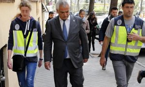 El presidente de la Asociación de Usuarios de Servicios Bancarios (Ausbanc), Luis Pineda, a su salida de la sede de Ausbanc en la calle Marqués Urquijo de Madrid, donde se practicó un registro por los agentes de la Policía Nacional. EFE/Ballesteros