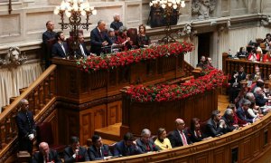 El presidente portugués, Marcelo Rebelo de Sousa (c, arriba), ofrece un discurso durante el homenaje por el cuadragésimo segundo aniversario de la Revolución de los Claveles en el Parlamento portugués, en Lisboa, Portugal, hoy, 25 de abril de 2016. La Rev