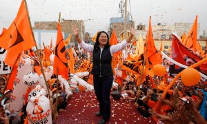 La candidata de Fuerza Popular, Keiko Fujimori, rodeada de sus seguidores en un mitin en la localidad peruana de Huacho. REUTERS/Mariana Bazo