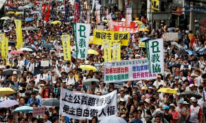 Manifestantes prodemocráticos participan en una marcha en el día que marca el 19 aniversario del traspaso de Hong Kong a la soberanía china del dominio británico , en Hong Kong.- REUTERS / Bobby Yip