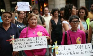 Más de un centenar de personas se han concentrado hoy en la plaza Sant Jaume de Barcelona para expresar su rechazo a la reapertura del Centro de Internamiento de Extranjeros (CIE) de la Zona Franca de la capital catalana, convocados por la Plataforma Cerr