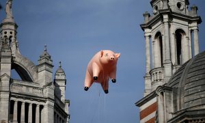 Un globo con forma de cerdo de la banda Pink Floyd flota sobre el Museo Victoria y Albert para promover "La Exposición de Pink Floyd: los restos mortales". REUTERS/Peter Nicholls