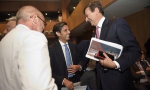 El presidente de Telefónica, José María Álvarez-Pallete (c); el consejero delegado de Vodafone, Vittorio Colao (d), y el presidente de Orange, Stéphane Richard, conversan antes de participar  en el 30 Encuentro de Telecomunicaciones y Economía Digital, ce