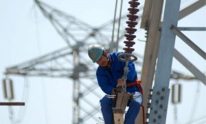 Trabajador subido a una torre eléctrica.- EFE