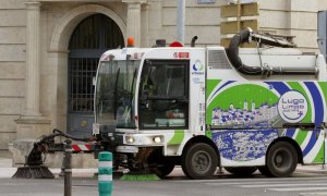 Una barredora de la empresa Urbaser limpia las calles de Lugo. EFE