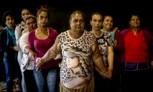 Rocío Montero en el centro junto al resto de la compañía de mujeres.