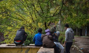 Un grupo de menores extranjeros no acompañados en el parque Isabel Clara Eugenia de Hortaleza, donde han estado viviendo durante meses tras fugarse de los centros de acogida.- PEDRO ARMESTRE / SAVE THE CHILDREN