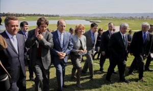 El empresario Joaquín Molpeceres, en el centro, junto a la entonces presidenta de la Comunidad de Madrid, Esperanza Aguirre, y otros cargos políticos, en la inauguración del campo de golf de la finca El Encín, en marzo de 2011.