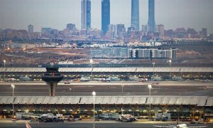 La terminal T-4 y la torre de control del aeropuerto Madrid Barajas Adolfo Suárez, con las cuatro torres al fondo. E.P.