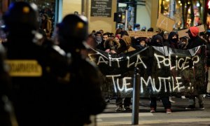 Gendarmes franceses toman posiciones ante una protesta contra la violencia policial. - AFP