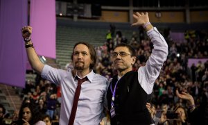 Iglesias y Monedero, con los brazos en alto, saludando a los miembros del Consejo Ciudadano que están en el escenario / JAIRO VARGAS