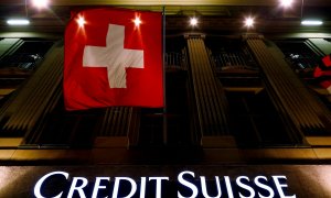 La bandera suiza en la sede del banco Credit Suisse, en la laza Federal de Berna. REUTERS/Ruben Sprich