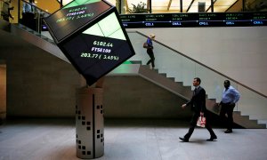 Varias personas en el vestíbulo de la Bolsa de Londers (London Stock Exchange, LSE). REUTERS/Suzanne Plunkett