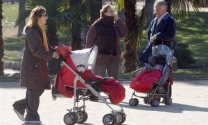 Una mujer pasea a su bebé. E.P.