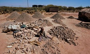 Un niño rompe rocas extraídas de una minería de cobalto en una mina de cobre y un pozo de cobalto en Lubumbashi el 23 de mayo de 2016. El precio del cobre ha caído fuertemente, afectando directamente a los trabajadores de la ciudad. JUNIOR KANNAH / AFP