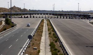 Un coche circula por la autopista R-3. REUTERS