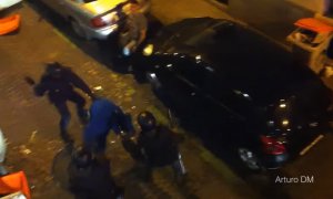 Agentes de UIP agreden a un joven al que acaban de sacar de un bar tras la protesta del 29 de septiembre de 2012 'Rodea el Congreso'.- VÍDEO DE YOUTUBE DE ARTURO DM