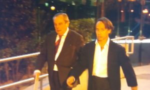 El empresario de la 'jet set' Adrián de la Joya, junto a su abogado a la salida de la Audiencia. PÚBLICO