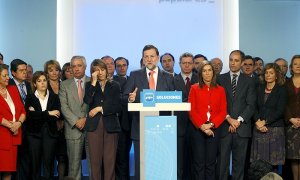 Imagen de la rueda de prensa del líder del PP, Mariano Rajoy, el 11 de febrero de 2009, rodeado de la plana mayor del partido entonces, cuando arrancó de la investigación del caso Gürtel. EFE/Víctor Lerena