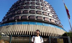 Zeshan Muhammad, frente al Tribunal Constitucional, que desestimó su recurso por una redada racista de la Policía.- SOS Racisme