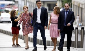 El secretario general del PSOE, Pedro Sánchez, a su llegada esta mañana al Congreso acompañado de varios miembros de su Ejecutiva: Isaura Leal, responsable de Función Pública; Susana Sumelzo, Política Municipal y José Luis Ábalos, Organización. EFE/Sergio