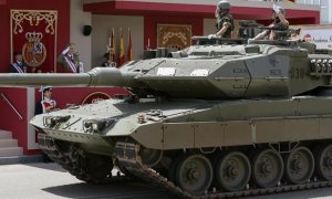 Un carro de combate Leopard durante el desfile de las Fuerzas Armadas, uno de los Programas Especiales de Armamento de mayor coste que se han financiado con créditos extraordinarios. Pepe Zamora (EFE)