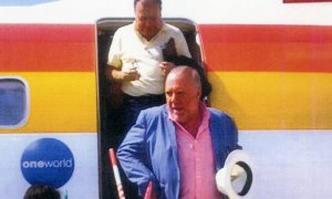 Los comisarios José Manuel Villarejo (abajo) y José Luis Olivera (detrás) a su llegada a Melilla, en 2015. EL PAÍS