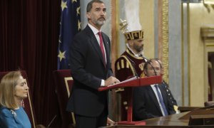 El rey Felipe VI, durante el discurso que pronunció en el Congreso de los Diputados donde los monarcas han presidido la sesión solemne de la conmemoración del 40 aniversario de las elecciones de 1977. EFE/Juan Carlos Hidalgo