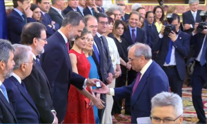 Felipe VI entrega a Rodolfo Martín Villa, exministro franquista, la medalla conmemorativa de las Cortes Constituyentes. 28 de Junio de 2017