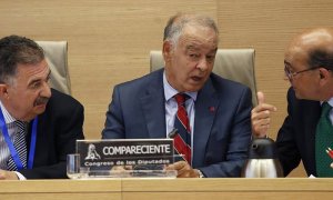 El ex director adjunto operativo de la Policía Eugenio Pino (c), durante su comparecencia en la comisión parlamentaria que investiga el supuesto uso político de los medios del cuerpo por parte del exministro del Interior Jorge Fernández Díaz. A su izquier