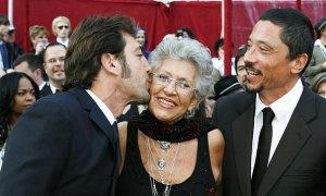 Pilar Bardem, con sus hijos Javier y Carlos. / REUTERS