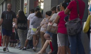 Varias mujeres esperan en la cola del paro. EFE