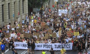 El alquiler de pisos turísticos ha generado protestas vecinales por las molestias que causan, especialmente en Catalunya, donde las comunidades de vecinos comienzan a tomar medidas para impedir esta actividad cuando resulta fastidiosa.