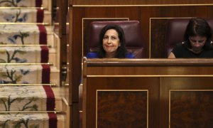 La portavoz parlamentaria socialista, Margarita Robles (i), junto a la diputada y vicesecretaria general del PSOE, Adriana Lastra (d), durante el pleno extraordinario del Congreso en el que ha comparecido el presidente del Gobierno, Mariano Rajoy, para da