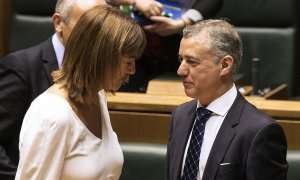 El lehendakari, Iñigo Urkullu, conversa con la portavoz del PSE-EE, Idoia Mendía, tras su intervención en el pleno de Política General en el Parlamento Vasco. EFE/David Aguilar