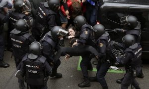 Agents antiavalots de la policia espanyola intervenen a l'escola Ramón Llull de Barcelona / EFE