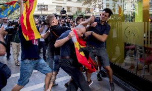 Enfrentamientos entre los asistentes a la tradicional manifestación de entidades de izquierda y nacionalista del 9 d'Octubre llevada a cabo hoy por el centro de Valencia que ha tenido que alterar su recorrido ante los ataques, tanto físicos como verbales,