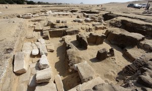 Los restos de un templo perteneciente al faraón Ramsés II, de la XIX dinastía (1295-1186 a.C.), han sido hallados por arqueólogos egipcios y checos en la zona de Abu Sir, al sur de las famosas pirámides de Guiza. EFE/ISAAC