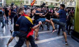 Enfrentamientos entre los asistentes a la tradicional manifestación de entidades de izquierda y nacionalista del 9 d'Octubre llevada a cabo por el centro de Valencia. / EFE