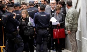 Los miembros de la Mesa del Parlament Ramona Barrufer y Anna Simó, entre otros, a su llegada a la sede del Tribunal Supremo. - EFE