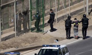 Una de las devoluciones en caliente en la valla de Melilla por las que Estrasburgo ha condenado a España, el 13 de agosto de 2014.- EFE