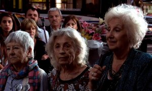 La presidenta de las Abuelas de Plaza de Mayo, Estela de Carlotto, participando en un acto en Buenos Aires, donde recibieron un homenaje. / EFE