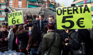 El presidente del Gobierno y del Partido Popular, Mariano Rajoy, acompañado del candidato del PPC a la presidencia de la Generalitat, Xavier García Albiol, durante la visita a un mercadillo en Badalona (Barcelona). EFE/Quique García