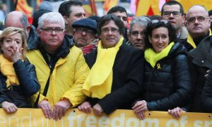 El expresidente de la Generalitat Carles Puigdemont (c) y la secretaria general de ERC, Marta Rovira (d), en una manifestación independentista en Bruselas. EFE