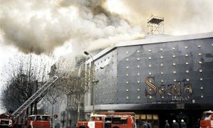 Los bomberos de Barcelona sofocando el fuego en la sala de fiestas Scala, en enero de 1978.