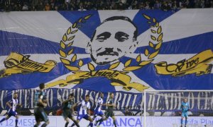 Los miembros de Riazor Blues rinden un homenaje a Jimmy durante un partido. EFE/Archivo