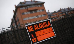 Cartel de una vivienda que se alquila. EFE